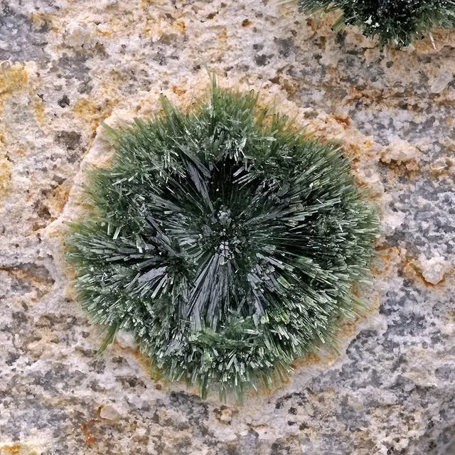 Оливенит (Olivenite )— это вторичный минерал, арсенат меди с формулой Cu2(AsO4)(… — фото 9