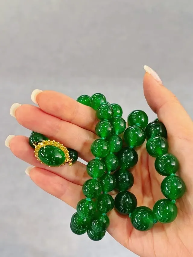 Ожерелье из бусин жадеита (названное как «The Ethereal Jadeite Necklace»), стало… — фото 3