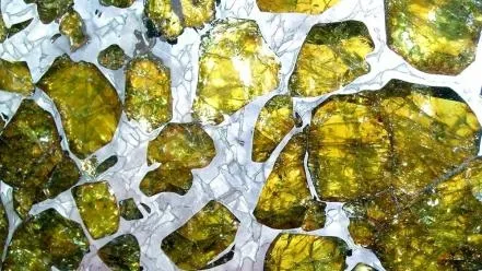 Хризолит из космоса — это редкие кристаллы оливина ювелирного качества, встречаю… — фото 2