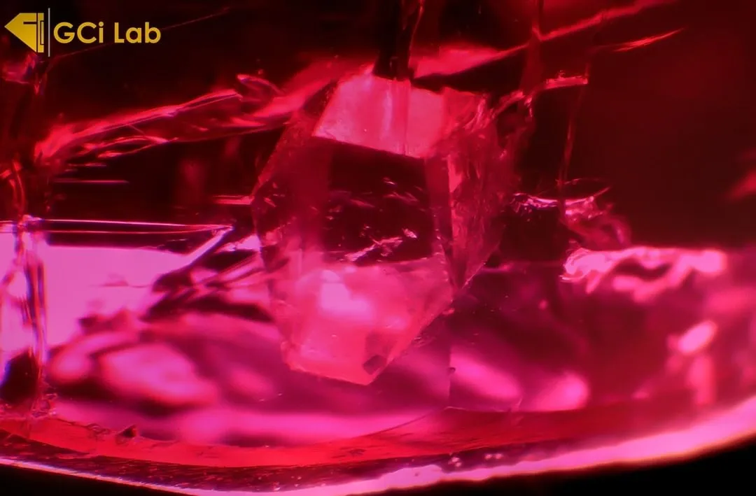 В этом рубине из Мьянмы наблюдается включение гексагонального идиоморфного крист…