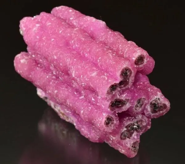 «Розовые сталактиты» — Сферокобальтит (кобальтокальцит) (англ. Spherocobaltite) …