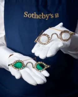 >Sotheby's предложит на аукционе очки Великих Моголов, украшенные драгоценными к… — фото 1