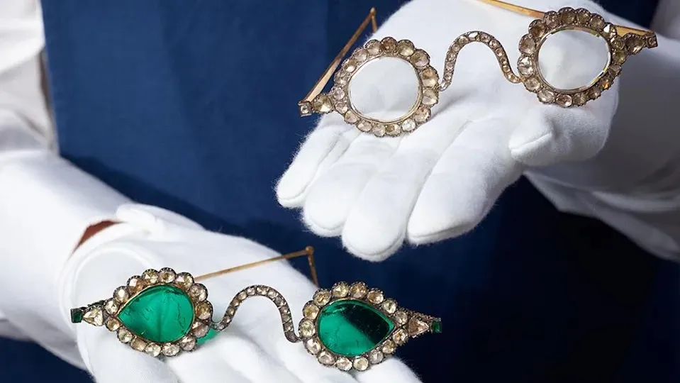 >Sotheby's предложит на аукционе очки Великих Моголов, украшенные драгоценными к… — фото 2