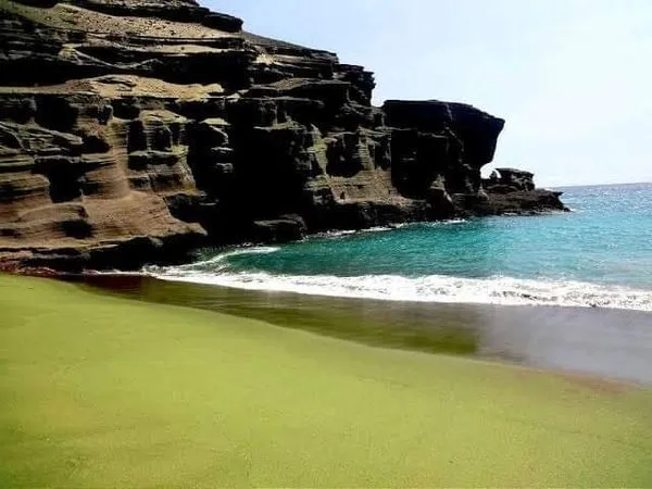 Зеленый песчаный пляж, также называемый Papakolea Beach или Mahana Beach, - это … — фото 1