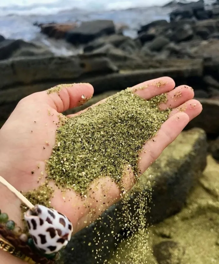 Зеленый песчаный пляж, также называемый Papakolea Beach или Mahana Beach, - это … — фото 4