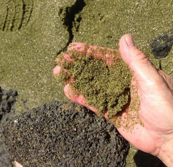 Зеленый песчаный пляж, также называемый Papakolea Beach или Mahana Beach, - это … — фото 7