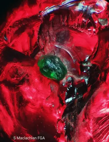 Включение кристалла хромдиопсида. в хромовом пиропе, из Аризоны (Anthill Garnet*…