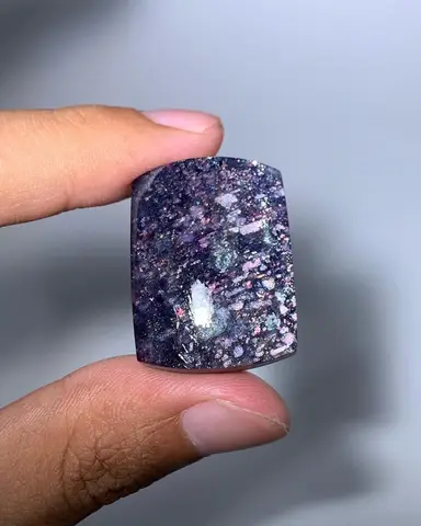 Иолит, с пластинчатыми включениями гематита («Iolite Sunstone»), из Индии.