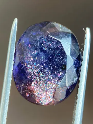 Иолит, с пластинчатыми включениями гематита («Iolite Sunstone»), из Индии.