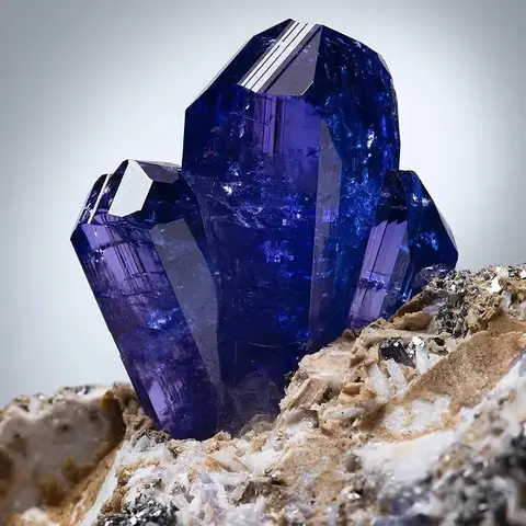 Танзанит (Tanzanite)— торговое название (Trade Name) особой разновидности минера…