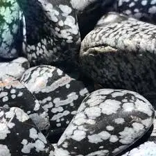 «Снежный обсидиан» — торговое название разновидности вулканического стекла, хара…