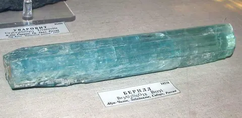 Кристаллы аквамарина, с хребта Адун-Чолон, Нерчинский район, Забайкальский край.