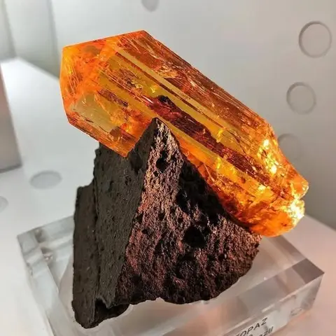 Кристаллы топаза, из Ору-Прету, Минас-Жерайс , Бразилия