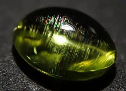 Оливин- «кошачий глаз» («Peridot Cat's Eye») – это редкая разновидность оливина/…
